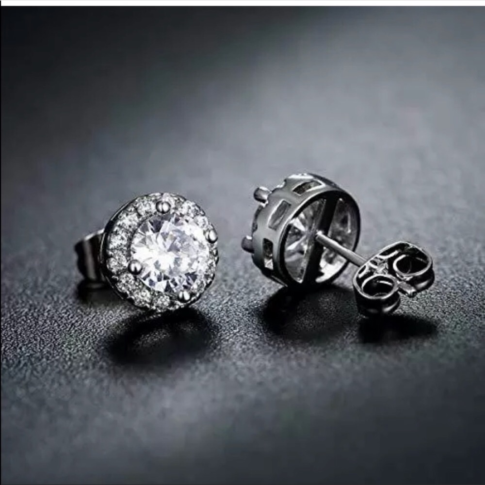 Delicate Swarovski Stud Earrings New - Picture 3 of 5